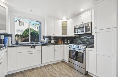 Riverside Casa | Golden Pool Home, Jacuzzi, Game Room, Arcade, King Size Bed, Fire Pit, BBQ Grill