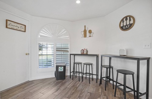 Riverside Casa | Golden Pool Home, Jacuzzi, Game Room, Arcade, King Size Bed, Fire Pit, BBQ Grill