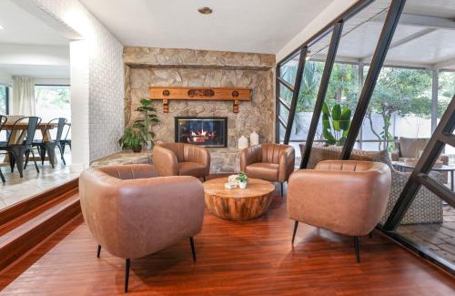 Seminole Casa | Golden Retreat: Expansive 6BR Home w Heated POOL ~