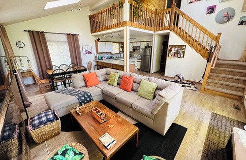 Bushkill Casa | Golden Retreat in Pocono's Amenity filled SawCreek Estates ✨