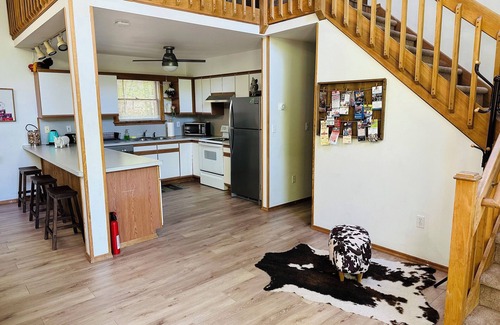 Bushkill Casa | Golden Retreat in Pocono's Amenity filled SawCreek Estates ✨