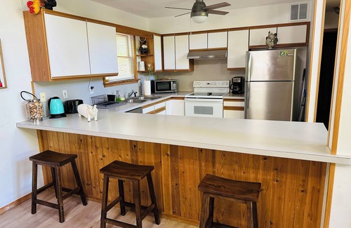 Bushkill Casa | Golden Retreat in Pocono's Amenity filled SawCreek Estates ✨