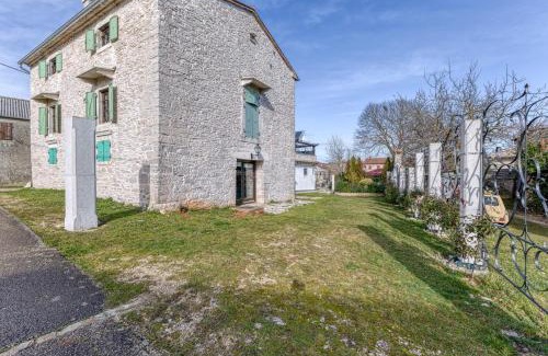 Katun Lindarski Casa | Golden Roots Estate