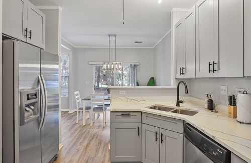 Naperville Casa | Golden! Sleeps 8/2.5 Bath Townhome