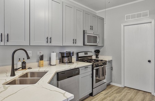 Naperville Casa | Golden! Sleeps 8/2.5 Bath Townhome
