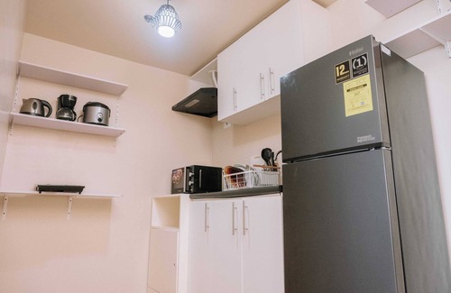 Mandurriao Condominio | Golden Sunset Skyline Retreat
