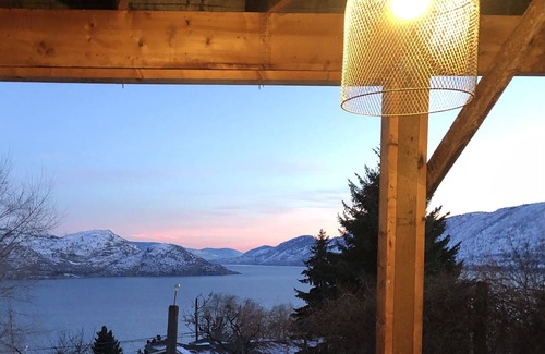 Central Okanagan Apartamento | Se aceptan mascotas estudio independiente con magnífica vista panorámica del lago