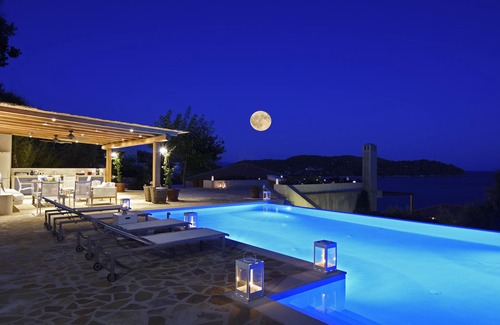 Agia Paraskevi Villa | GoldieLocks Villa frente al mar de 6 dormitorios en Skiathos