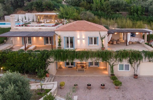 Agia Paraskevi Villa | GoldieLocks Villa frente al mar de 6 dormitorios en Skiathos