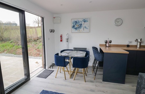 Farden Cabaña | GOLDTHORNE LODGE, family friendly, with hot tub in Clee Hill