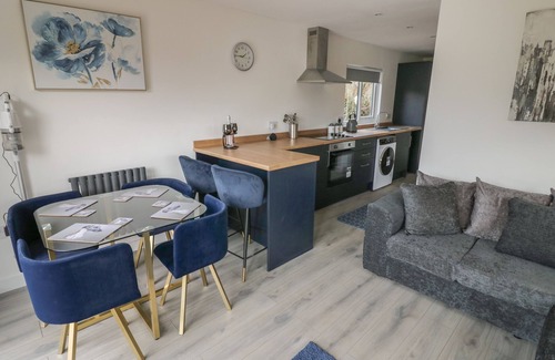 Farden Cabaña | GOLDTHORNE LODGE, family friendly, with hot tub in Clee Hill