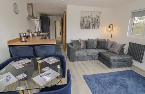 Farden Cabaña | GOLDTHORNE LODGE, family friendly, with hot tub in Clee Hill