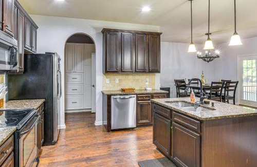 Cameron Casa | Golf and Hike Family Home 11 Mi to Fort Bragg!