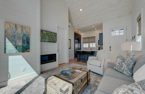 Mineral Bluff Cabaña | Golf and Riverfront Cottage | King Bed | Group Availability