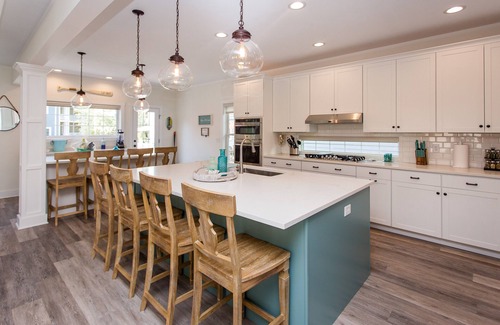 Michigan City Casa | ¡Bañera de hidromasaje y carrito de golf en el vecindario de Beachwalk! Casa nueva con decoración de playa.