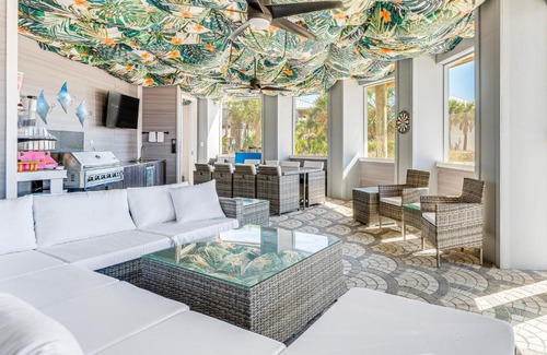 Villa Primera Casa | Golf Cart and Elevator Retreat 1 Block to Beach