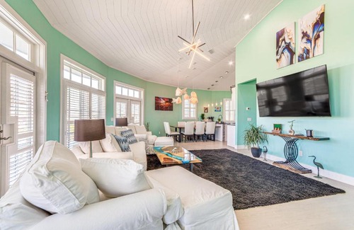 Villa Primera Casa | Golf Cart and Elevator Retreat 1 Block to Beach