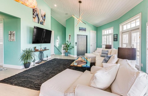 Villa Primera Casa | Golf Cart and Elevator Retreat 1 Block to Beach