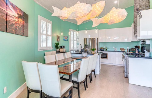 Villa Primera Casa | Golf Cart and Elevator Retreat 1 Block to Beach