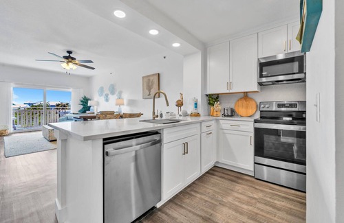 Waterside Village Condominio | Golf Cart, Canal Views, Beach Service, Pool, Hot Tub