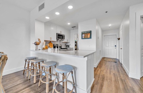 Waterside Village Condominio | Golf Cart, Canal Views, Beach Service, Pool, Hot Tub
