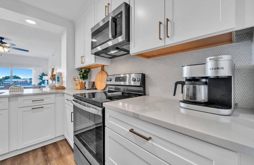 Waterside Village Condominio | Golf Cart, Canal Views, Beach Service, Pool, Hot Tub