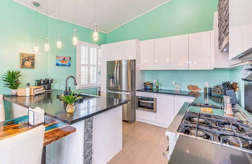 Villa Primera Casa | Golf Cart + Elevator: Retreat 1 Block to Beach