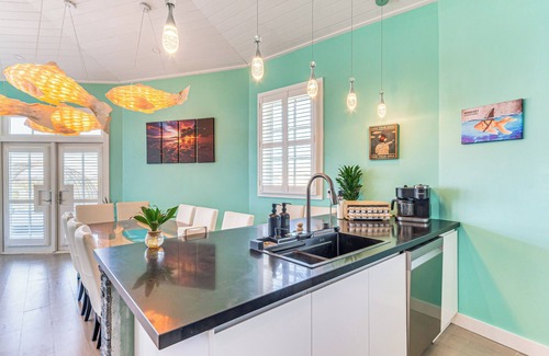 Villa Primera Casa | Golf Cart + Elevator: Retreat 1 Block to Beach