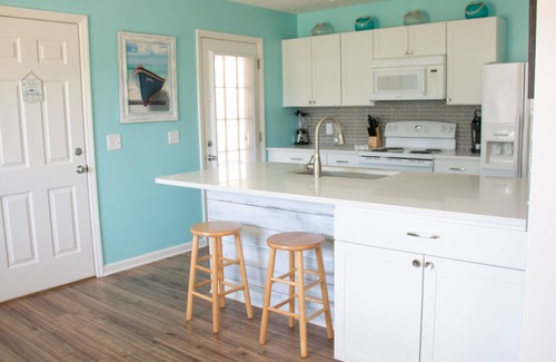 Kiska Beach Casa | 🪸 GOLF CART INCLUDED! Beach Cottage on the WEST END! Red Reef 🪸