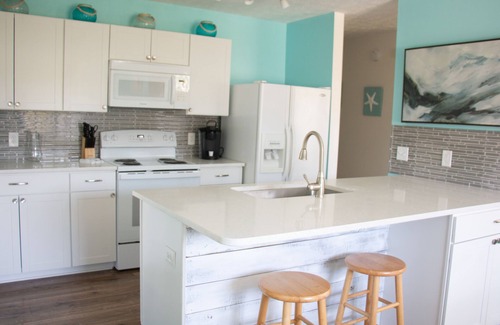 Kiska Beach Casa | 🪸 GOLF CART INCLUDED! Beach Cottage on the WEST END! Red Reef 🪸