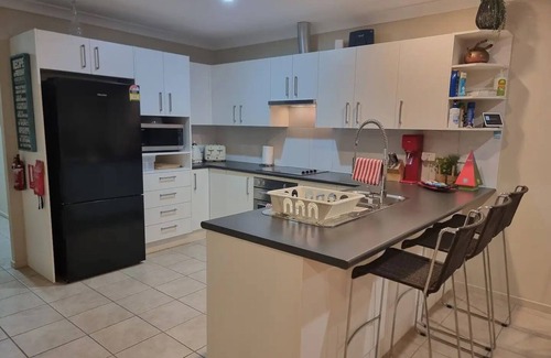 Sanctuary Point Casa | Golf course access, 10 mins to famous Hymans beach