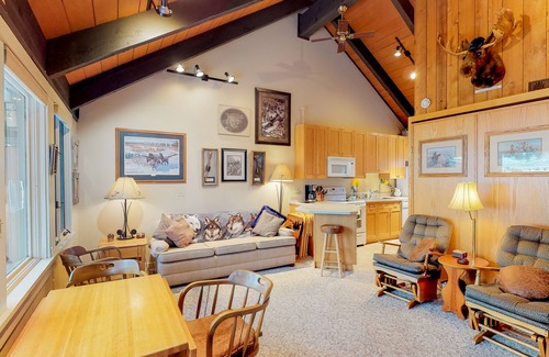 Big Sky Meadow Village Condominio | ¡NUEVO LISTADO! Condominio en el campo de golf con acceso a una piscina compartida y jacuzzi compartido!