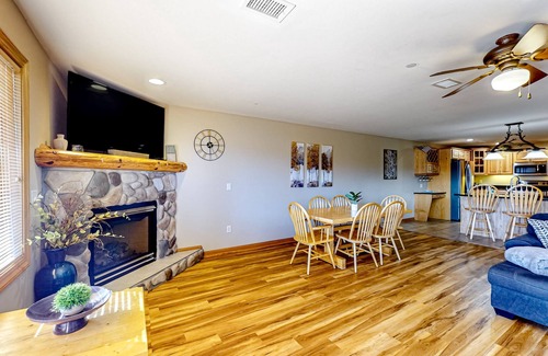 Dellwood Condominio | Golf course-front condo with pool, hot tub, dock, tennis, golf, & private beach