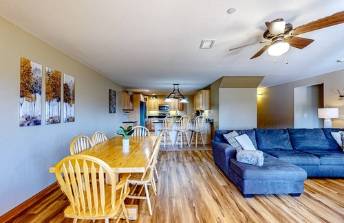 Dellwood Condominio | Golf course-front condo with pool, hot tub, dock, tennis, golf, & private beach
