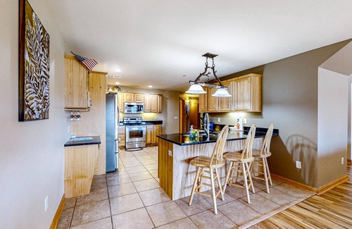 Dellwood Condominio | Golf course-front condo with pool, hot tub, dock, tennis, golf, & private beach