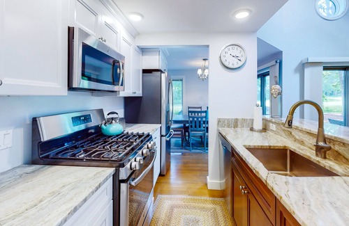 Mews Village Casa | Golf-course-front townhome with leafy patio & prime location near the beach