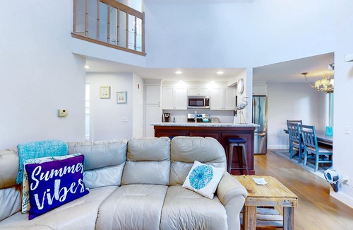 Mews Village Casa | Golf-course-front townhome with leafy patio & prime location near the beach