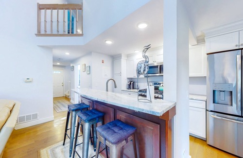 Mews Village Casa | Golf-course-front townhome with leafy patio & prime location near the beach