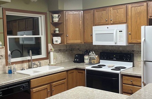 Bellaire Casa | Golf course home minutes from downtown Bellaire and Shorts; Sleeps 10