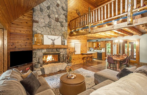 Burnips Cabina | Golf Course Log Cabin with Hot Tub & Movie Theater