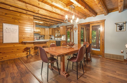 Burnips Cabina | Golf Course Log Cabin with Hot Tub & Movie Theater