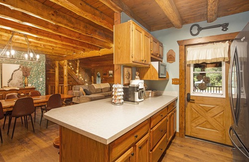 Burnips Cabina | Golf Course Log Cabin with Hot Tub & Movie Theater