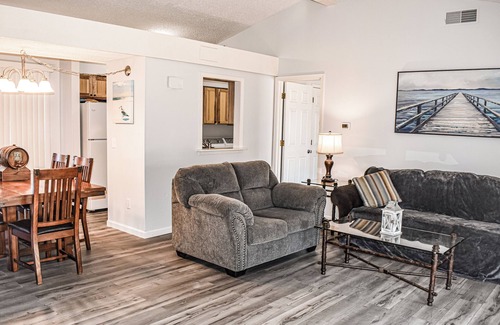 Osage Beach Casa | Golf course Margaritaville resort area! Pet friendly