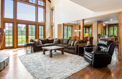 Cle Elum Cabina | Golf-course-view cabin with hot tub, firepit, & grill - near hiking/biking