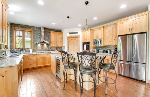 Cle Elum Cabina | Golf-course-view cabin with hot tub, firepit, & grill - near hiking/biking