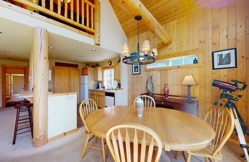 Redmond Chalet De Esquí | Golf course-view chalet with fireplace, pools, tennis, gym, golf, volleyball
