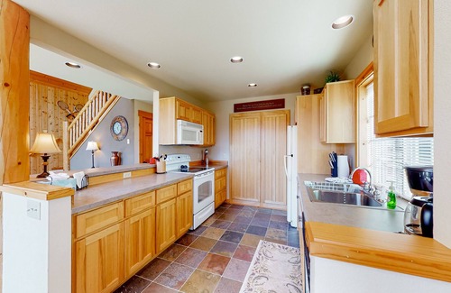 Redmond Chalet De Esquí | Golf course-view chalet with fireplace, pools, tennis, gym, golf, volleyball