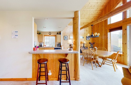 Redmond Chalet De Esquí | Golf course-view chalet with fireplace, pools, tennis, gym, golf, volleyball