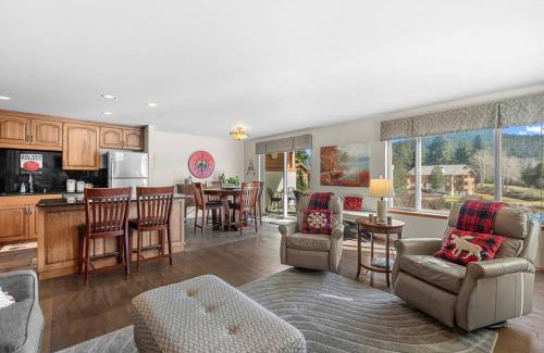 Downtown Leavenworth Casa | Golf Course View Condo Walk to Town & Pools