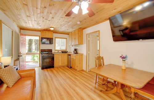Cobb Cabina | Golf, Hike, Sip Wine: Cobb Mountain Cabin w/Patio